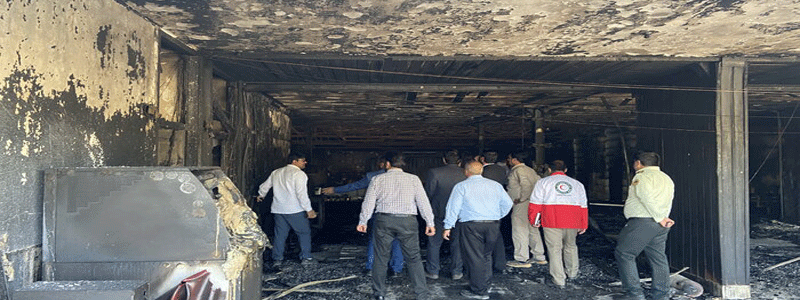 مصدومیت یک آتش‌نشان در حادثه آتش‌سوزی یک کارخانه