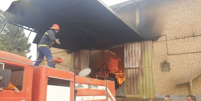 مصدومیت یک آتش‌نشان در حادثه آتش‌سوزی یک کارخانه 