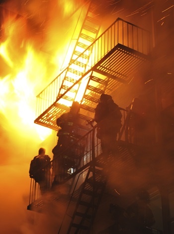 فرار از ساختمان آتش گرفته 