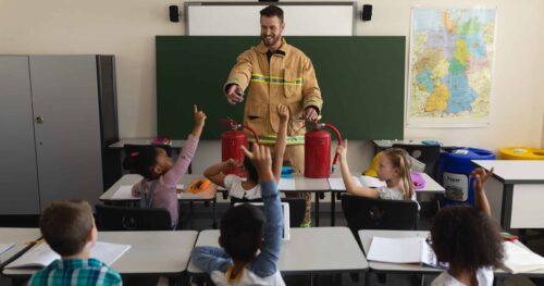 آموزش استفاده از کپسول آتش نشانی در مدارس