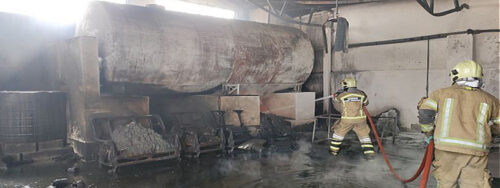 تلاش 50 آتش نشان برای مهار آتش در انبار کارگاه گونی دوزی