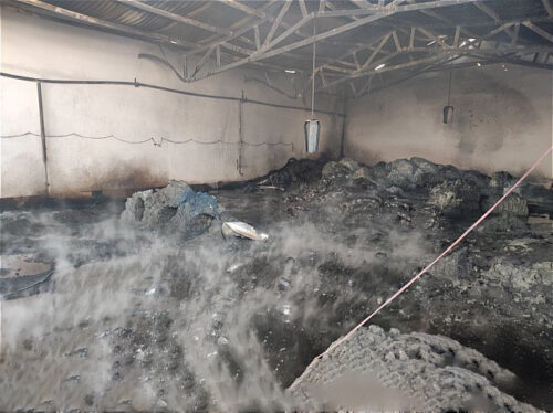 تلاش 50 آتش نشان برای مهار آتش در انبار کارگاه گونی دوزی