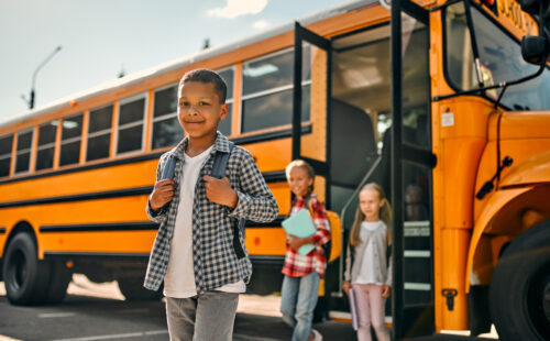 خارج کردن کودکان از اتوبوس مدارس