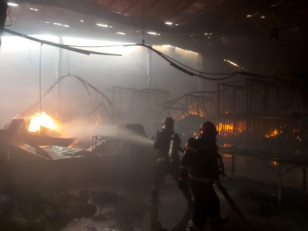 مصدومیت یک آتش‌نشان در حادثه آتش‌سوزی یک کارخانه